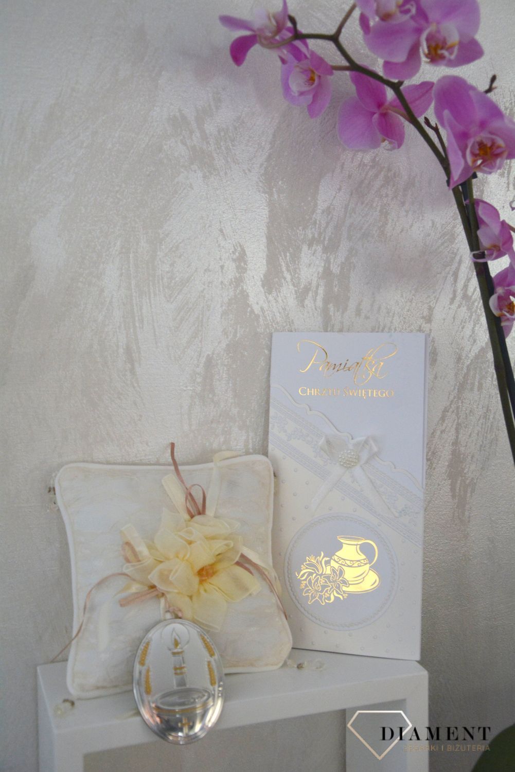 Dekoracyjna poduszka z falbanką w kolorze ecru – doskonały prezent na pamiątkę chrztu. Wykonana z najwyższej jakości materiałów i dopracowana w najdrobniejszych detalach..JPG